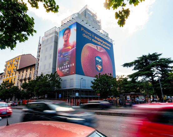 giga-superman-piazza-piemonte-milano-1
